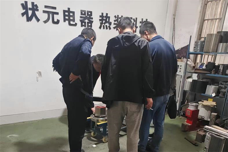 接待中石化客户-尊龙凯时人生就是搏!官网电器.jpg
